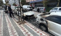 Sultangazi'de otomobilde çıkan ve 2 araca sıçrayan yangın söndürüldü