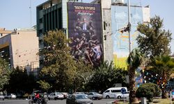 Tahran'da 'Suçlu deli Netanyahu çocuklarınızın hayatıyla kumar oynuyor' yazılı dev afiş asıldı