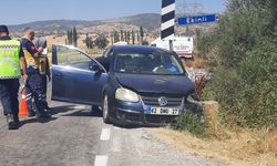 Tokat'ta köprü korkuluklarına çarpan otomobilin sürücüsü genç öldü, anne ve babası yaralandı
