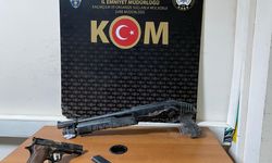 Tunceli'de inşaat alanında ruhsatsız tabanca ve pompalı tüfek ele geçirildi