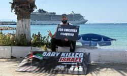 Yabancı turistlerin dikkatini İsrail'in Gazze'deki saldırılarına çekmek için tek kişilik eylem yapıyor