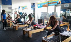 Ücretsiz salonda sağlıklı yaşam için spor yapıyorlar