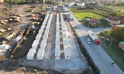 6,1'lik depremlerden etkilenen Sındırgı'da konteyner kent kurulumu aralıksız sürüyor