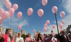 Adana'da meme kanseri farkındalığı için gökyüzüne pembe balonlar bırakıldı