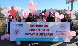 Ağrı'da kadın sağlık çalışanları meme kanseri farkındalığı yürüyüşü yaptı