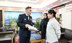 Ağrı'da kız çocuğunun bayrak ve Atatürk sevgisi MOBESE kameralarında