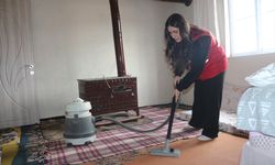 Ağrı'da üniversiteli Kızılay gönüllüleri yalnız yaşayan kadının evini temizledi