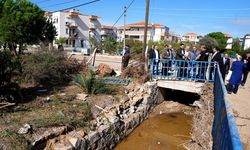 AK Parti Genel Sekreteri İnan, selden etkilenen İzmir'in Foça ilçesinde incelemelerde bulundu