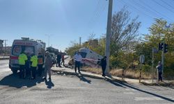 Aksaray'da ambulans ile otomobilin çarpışması sonucu 4 kişi yaralandı