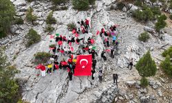 Akseki'de öğrenciler tarihi kervan ve göç yolunda Cumhuriyet için yürüdü