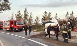 Anadolu Otoyolu'nun bağlantı yolunda devrilen tırın sürücüsü yaralandı