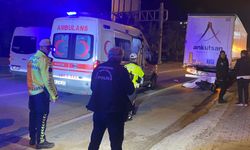 Antalya'da park halindeki tıra çarpan motosikletin sürücüsü öldü