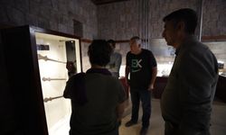 Arslantepe'de bulunan yaklaşık 5 bin 500 yıllık kılıçlar tarihe ışık tutuyor