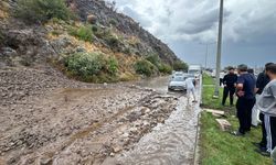 Aydın'da toprak kayması sonrası kara yoluna dökülen çamur ulaşımı aksattı
