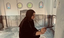 Baba ile kızı camilerin duvarlarını el emeği işlemelerle süslüyor