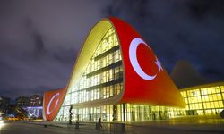 Bakü'nün simge yapıları Türk bayrağının renkleriyle aydınlatıldı