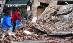 Balıkesir Sındırgı merkezli depremde yıkılan binaların enkazı kaldırılıyor