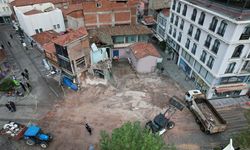 Balıkesir Sındırgı'daki depremde yıkılan iş yerinin enkazı kaldırıldı