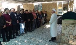 Balıkesir'de 2 kişiyi öldüren cezaevi firarisinin havaya ateş ederek gençleri korkutması kamerada