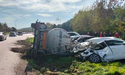 Balıkesir'de devrilen tanker, park halindeki 7 araçta hasar oluşturdu