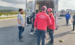 Balıkesir'de kamyonetin çarptığı otomobildeki 1 kişi öldü, 1 kişi yaralandı
