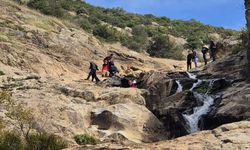 Balıkesir'de kayalıklarda mahsur kalan 2 kişi kurtarıldı