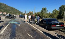Bartın'da iki otomobille traktörün çarpıştığı kazada 4 kişi yaralandı