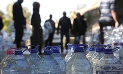 Başkentte yaşanan su kesintileri nedeniyle Mamak'taki vatandaşlar çeşmelerden su dolduruyor