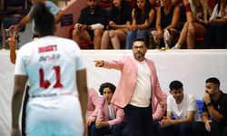 Basketbol antrenörleri, meme kanseri farkındalığı için parkeye pembe ceketle çıkıyor