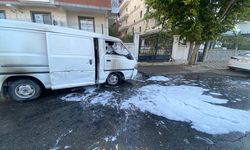 Batman'da park halindeki panelvan yandı