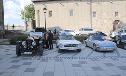 Belçika'dan yola çıkan klasik otomobil tutkunları, Türkiye turuna Erzurum'dan başladı