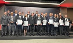 Beşiktaş Kulübü'nün yeni divan kurulu başkanı Ahmet Ürkmezgil mazbatasını aldı