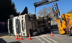 Beşiktaş'ta inşaat alanına yük boşaltırken devrilen taş yüklü kamyonun sürücüsü yaralandı