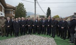 Boşnak lider Aliya İzetbegoviç, ölümünün 22. yılında Saraybosna'daki kabri başında anıldı