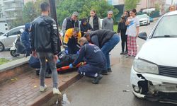 Bursa'da otomobille çarpışan motosikletli ağır yaralandı