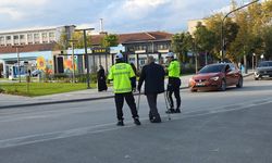 Bursa'da yaşlı kişinin yolun karşısına geçmesine polis yardımcı oldu