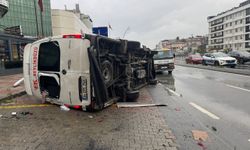 Büyükçekmece'de devrilen minibüsteki 2 kişi yaralandı