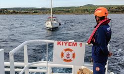 Çanakkale Boğazı'nda sürüklenen tekne kurtarıldı