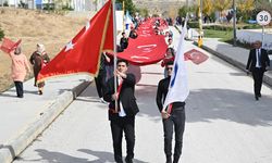 Çankırı Karatekin Üniversitesinde Cumhuriyet'in kuruluşunun 102. yılı 102 metrelik Türk bayrağı ile kutlandı