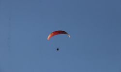 Cumhuriyet Bayramı dolayısıyla efe kıyafetleriyle yamaç paraşütü yaptılar