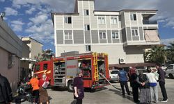 Denizli'de iki katlı binada çıkan yangında dumandan etkilenen kadın hastaneye kaldırıldı