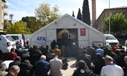 Depremin merkezi Sındırgı'da cuma namazı Şerifpaşa Meydanı'nda kılındı