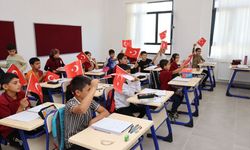 Diyarbakır'da jandarmadan kırsal bölgede yaşayan çocuklara 'Cumhuriyet Bayramı' sürprizi