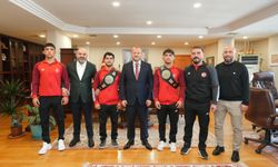 Dünya şampiyonu güreşçiler RTÜK'ü ziyaret etti