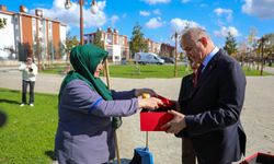 Düzce Belediye Başkanı Özlü, temizlik işçisinin bayrak hassasiyetine duyarsız kalmadı