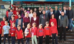 Düzce Valisi Aslan sınıf başkanlığı seçimini kazanan öğrencinin vaadini yerine getirdi