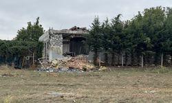 Edirne'de askeri kışlanın yanına yapılan ruhsatsız villanın yıkımına başlandı