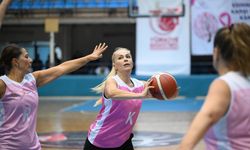 Edirne'de kadınlar 'Pembe Dostluk Maçı' ile meme kanserine farkındalık oluşturdu