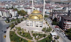 Elazığ'da şehit oğlunun adına yaptırdığı hayır çeşmesinin işçiliğini de yapıyor