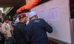 Endonezya'daki okul binasının çökmesinin ardından arama kurtarma çalışmaları sürüyor